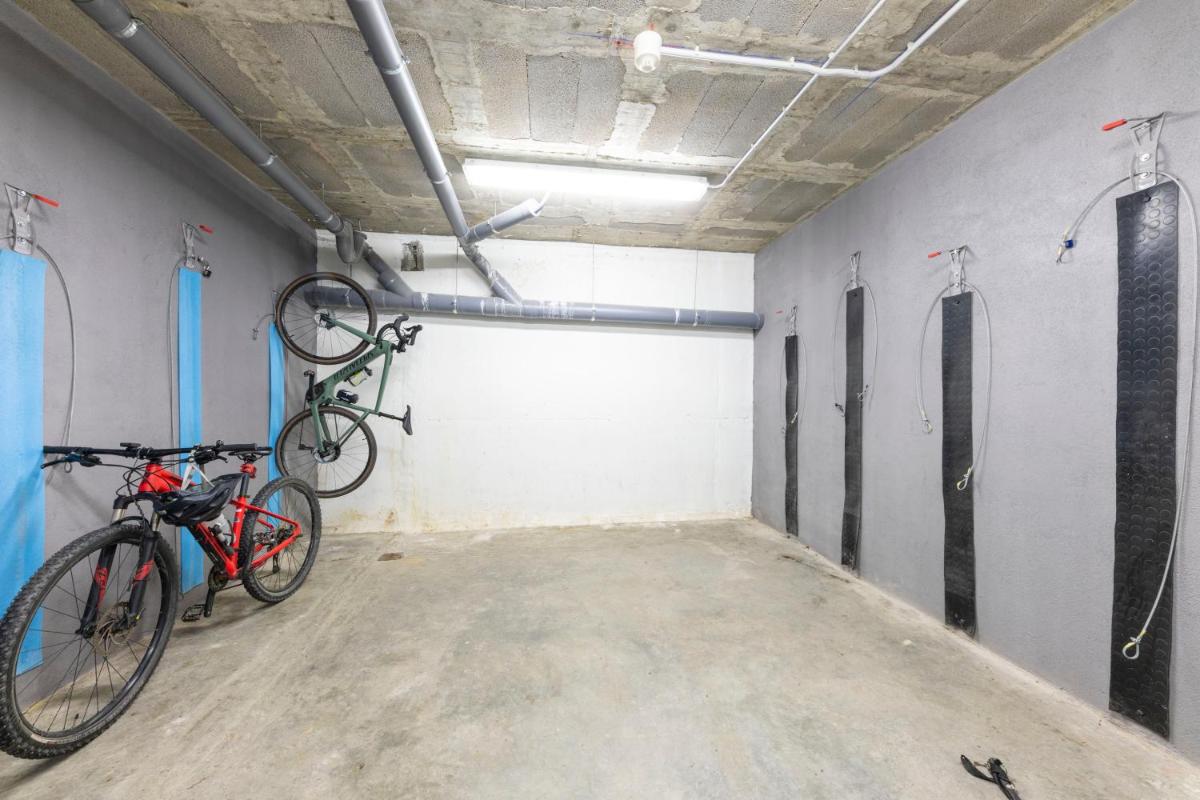 Montar en bicicleta en Aparthotel Trainera o alrededores