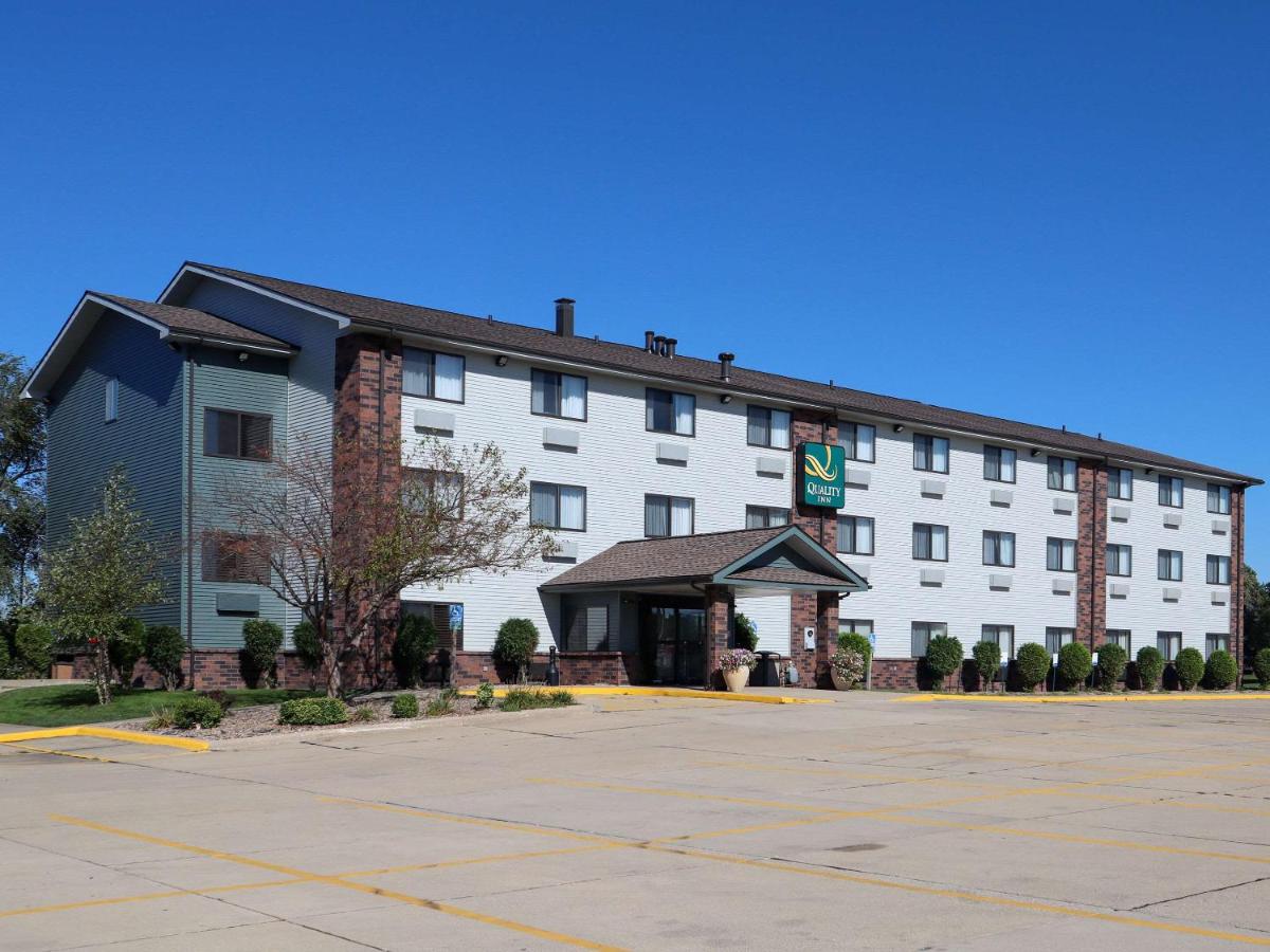 Quality Inn & Suites Bloomington I-55 and I-74 - Housity