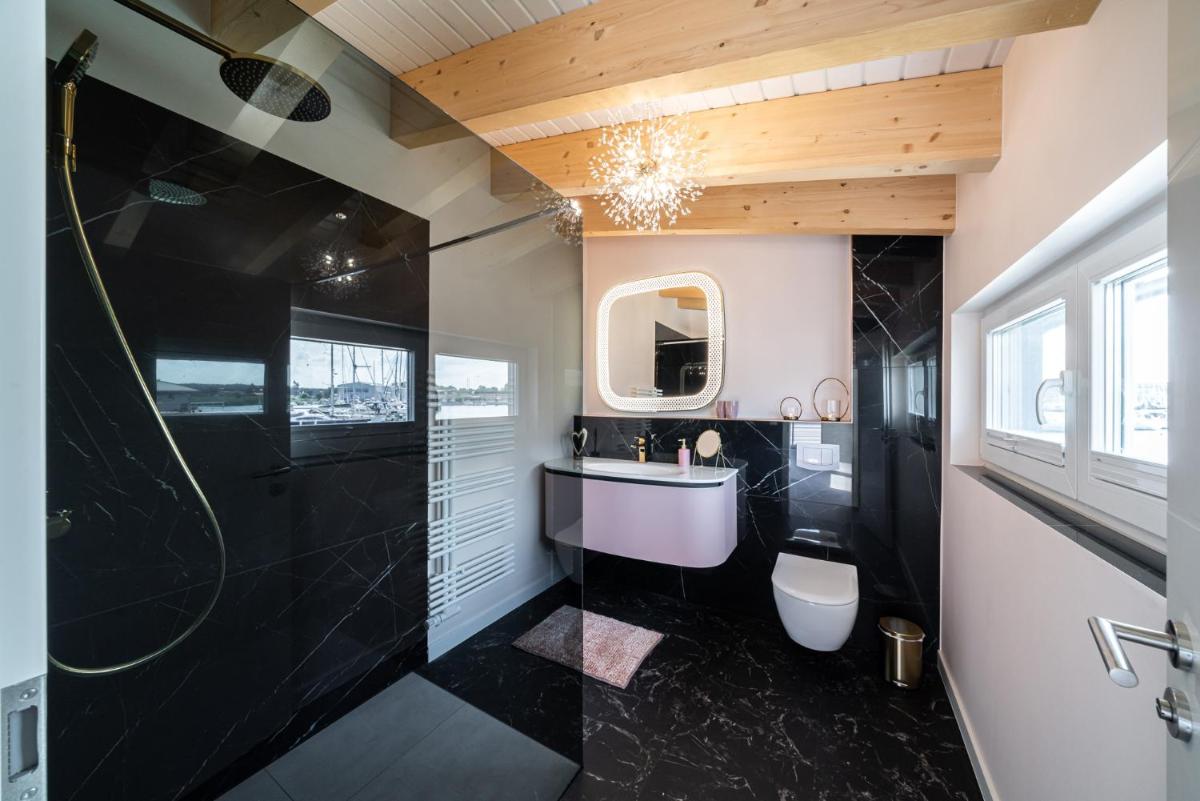 Ein Badezimmer in der Unterkunft Schwimmende Häuser im BALTIC SEA RESORT