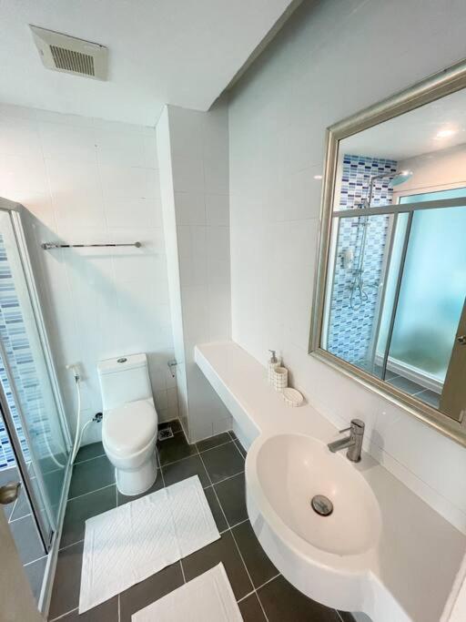 BEACHSIDE Studio in Neo Sea View Condo - Housity