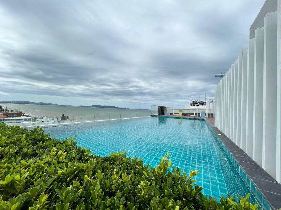 BEACHSIDE Studio in Neo Sea View Condo - Housity