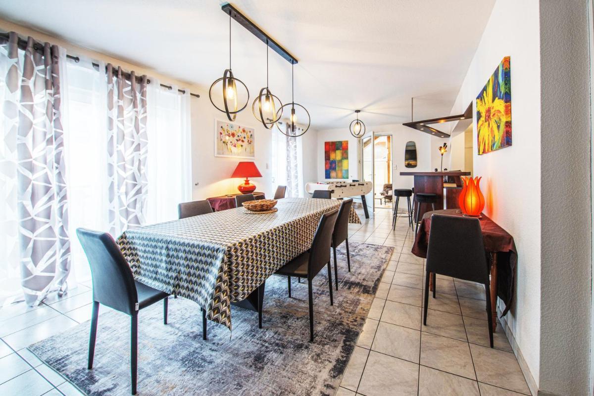 La COQUETTE ! MAISON au coeur de LA BRESSE avec Veranda barbecue GARAGE baby-foot et Barre de son - Housity