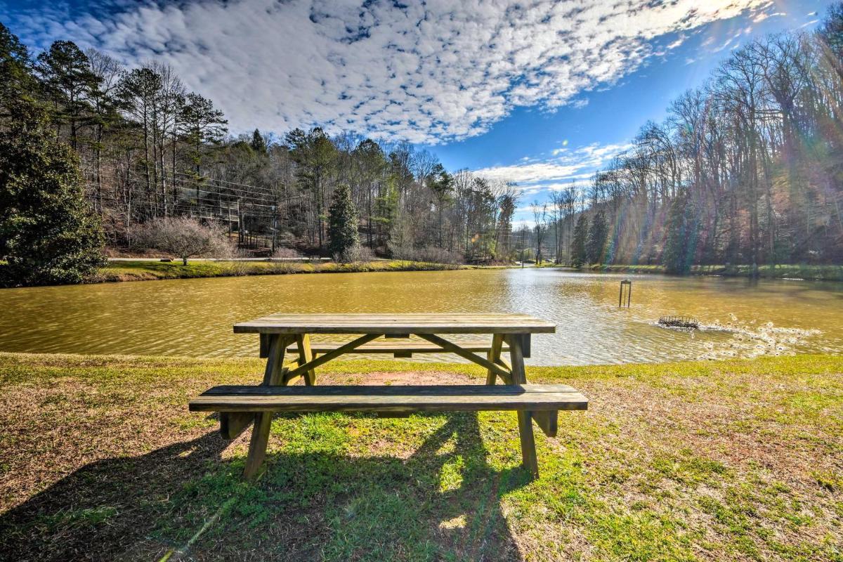 Bear Paw Cabin with Deck, Game Room, and Fire Pit! - Housity