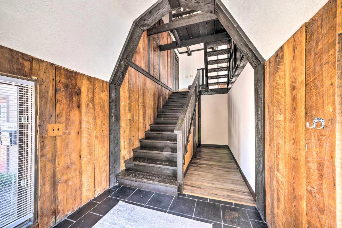 Quiet Farmington Barn Loft Apt - Pets OK! - Housity