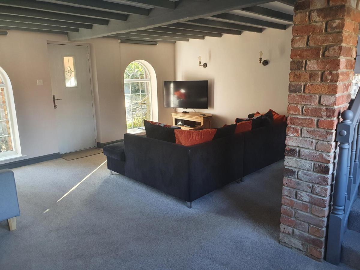 willow tree farm cottage with BBQ hut - Housity