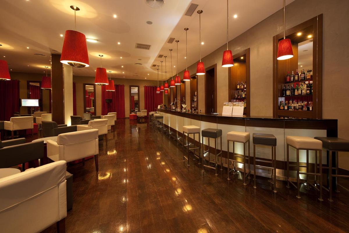 A área de bar ou lounge em Vila Gale Santa Cruz