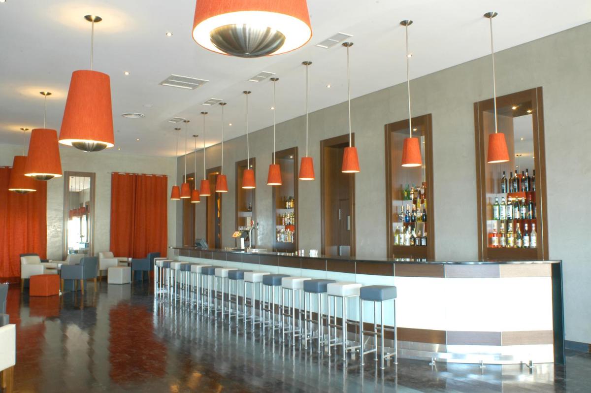 A área de bar ou lounge em Vila Gale Santa Cruz