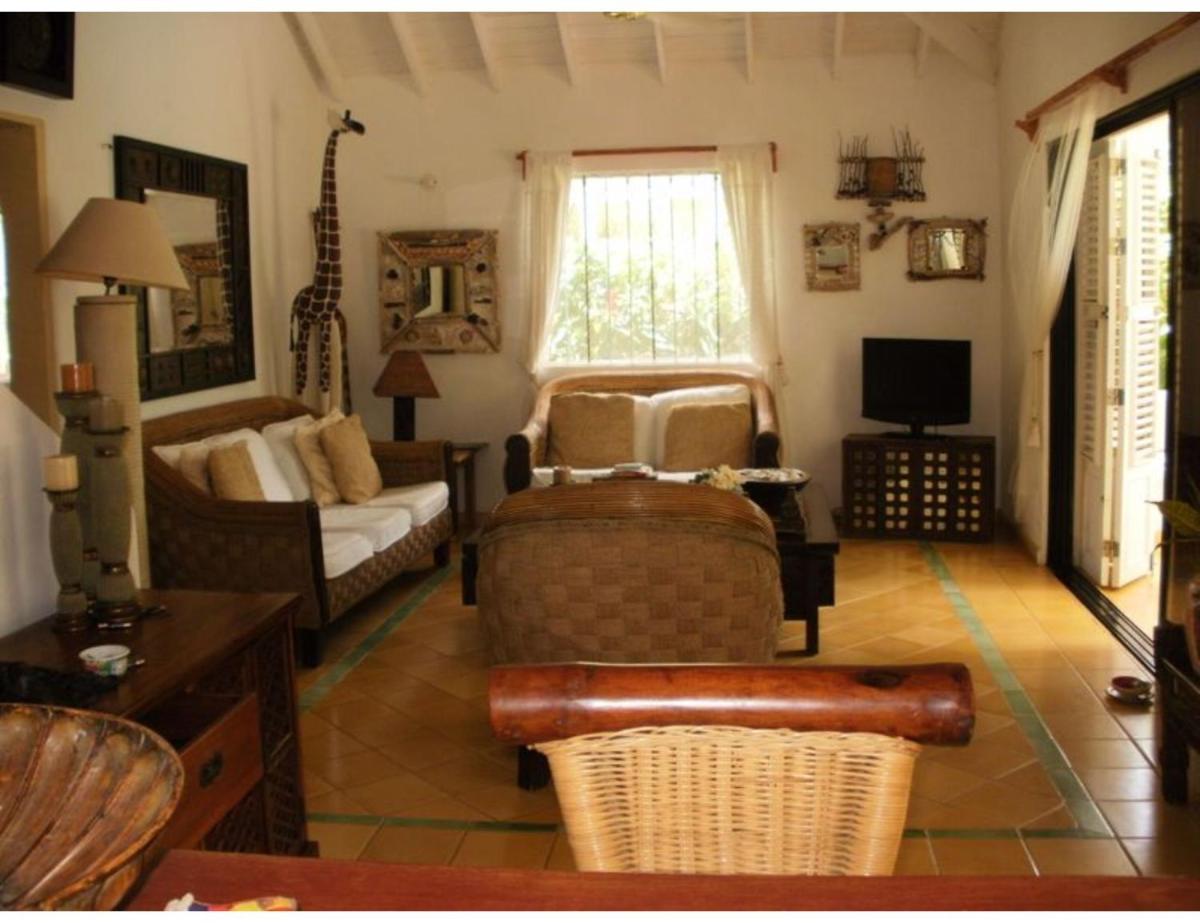 Charming Caribbean style villa near superb beach - Housity