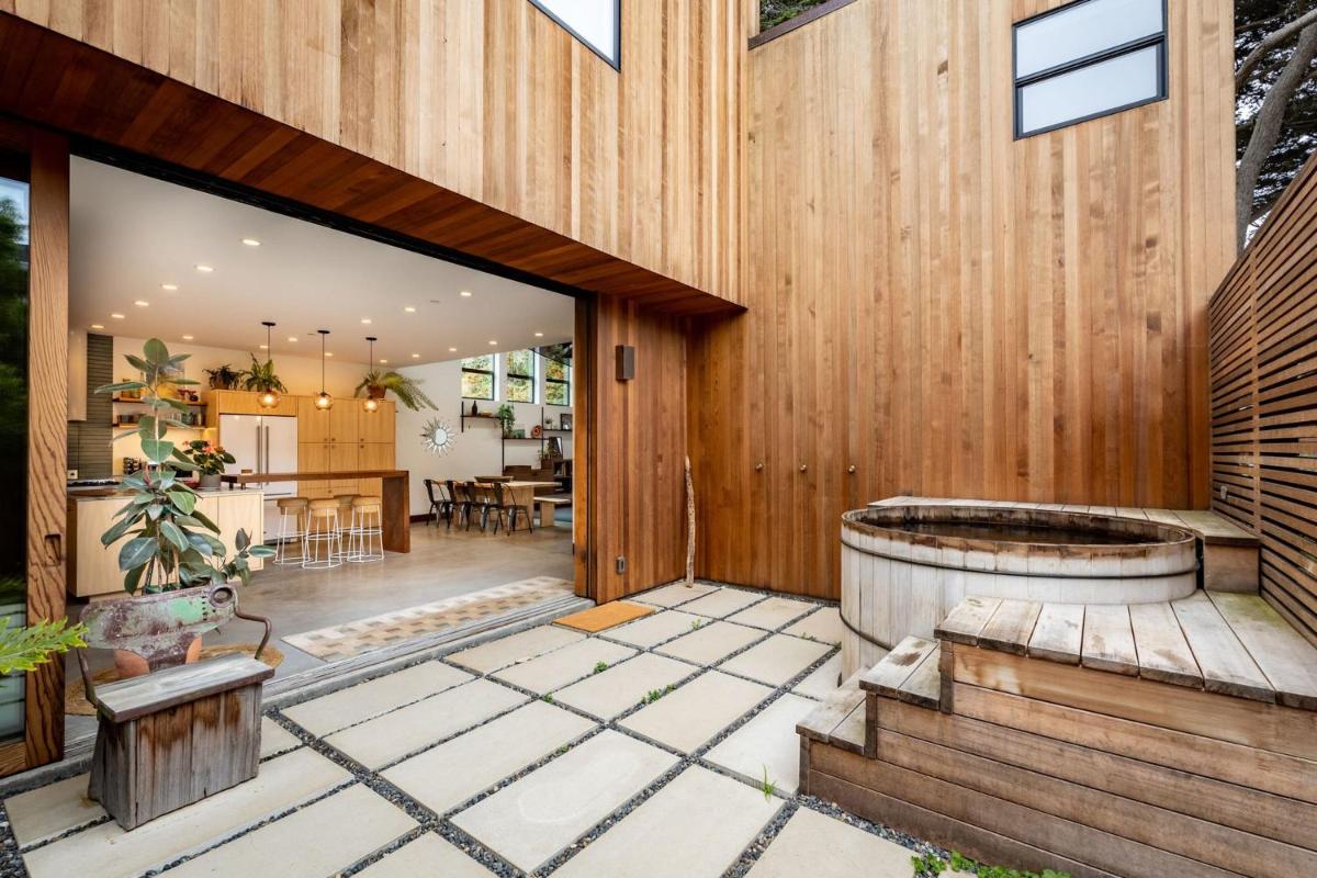 Modern indoor-outdoor living wHot Tub Walk to Beaches & Mountain Trails - Housity