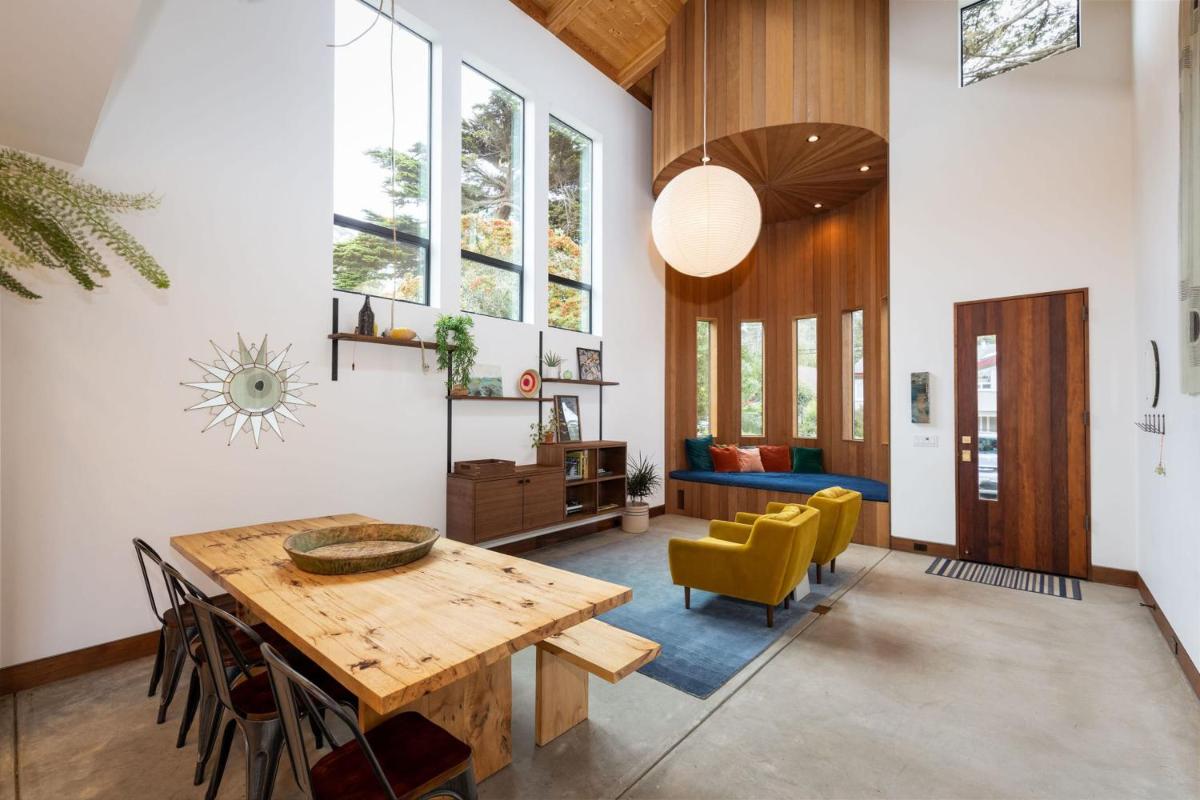 Modern indoor-outdoor living wHot Tub Walk to Beaches & Mountain Trails - Housity