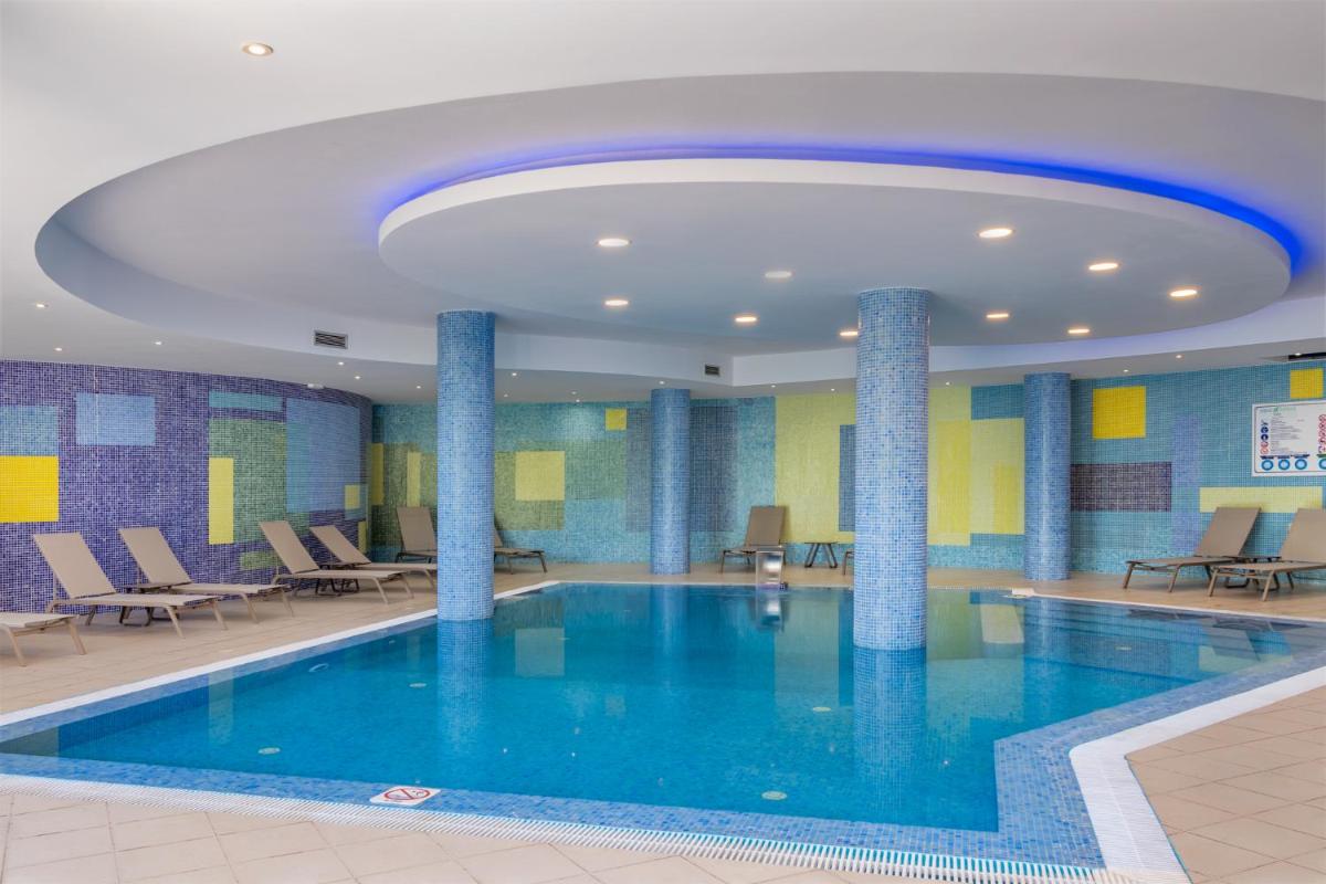 Aqua Natura Bay piscina interior com spa em Porto Moniz