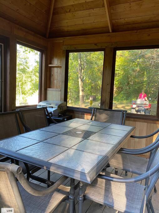 Le Road Shack-Mauricie-Motoneige- Chalets Galaxia - Housity