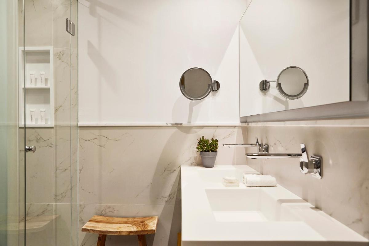 Un baño de Puente Romano Marbella