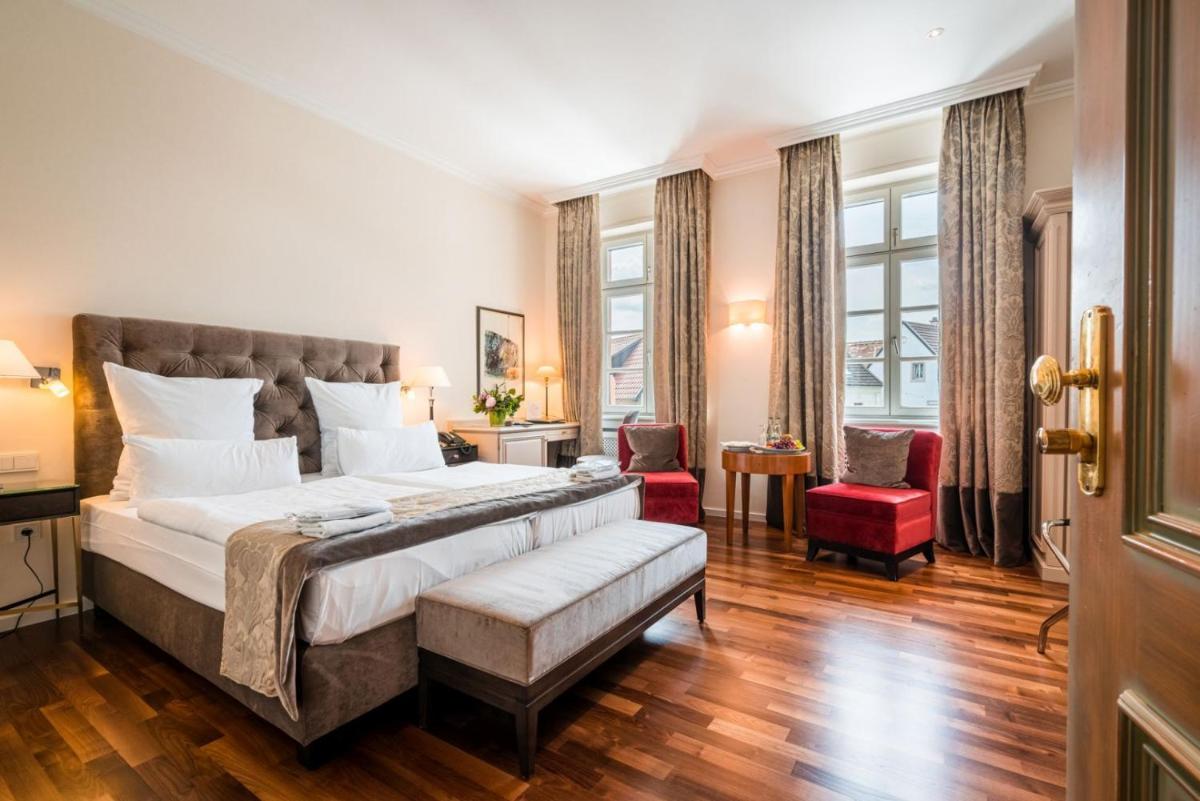Ein Bett oder Betten in einem Zimmer der Unterkunft Deidesheimer Hof