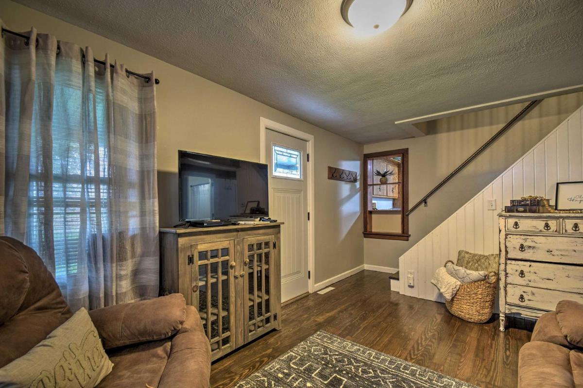 Cozy Goshen Farmhouse about 9 Mi to Amish Acres - Housity