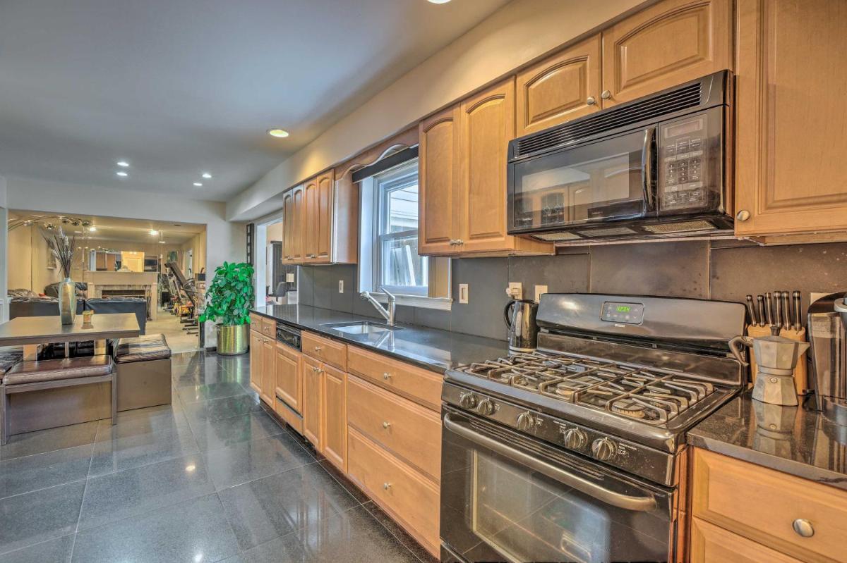 Jersey Home with Private In-Ground Pool and Hot Tub! - Housity