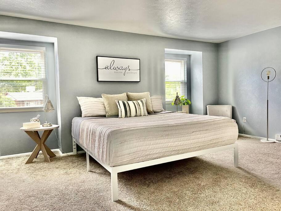 Modern Home near Red Rocks - Housity