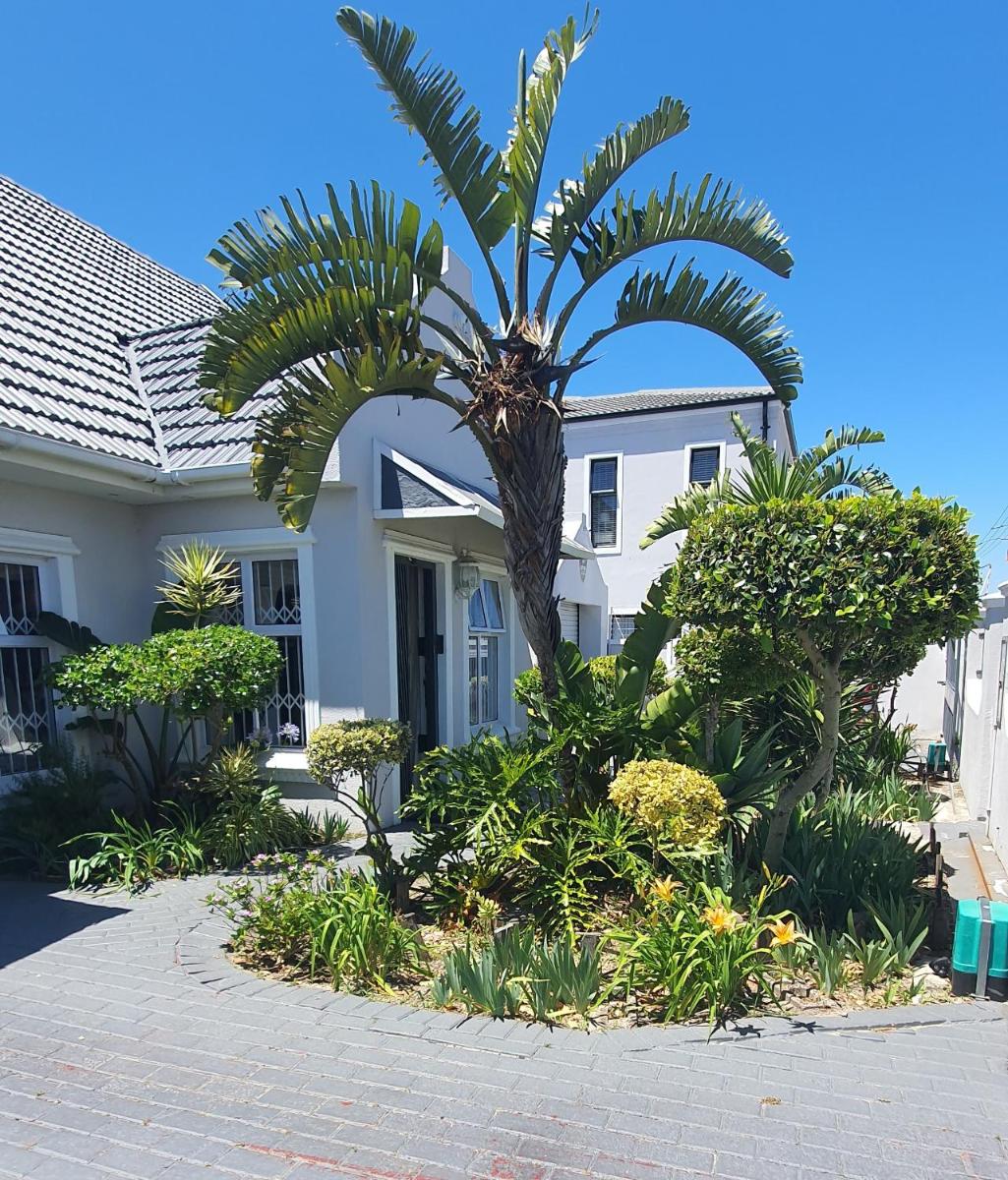 Suitetrails - Modern upmarket 5 bedroom, 4 bathroom Halaal Guest house- Villa with pool, central to CTown