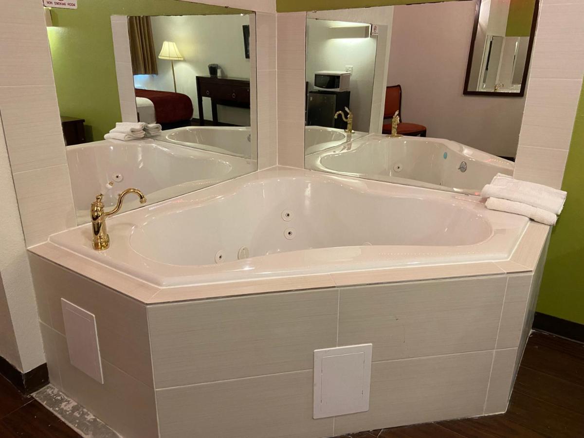 Skylight Inn Willoughby - Cleveland Mentor - Housity