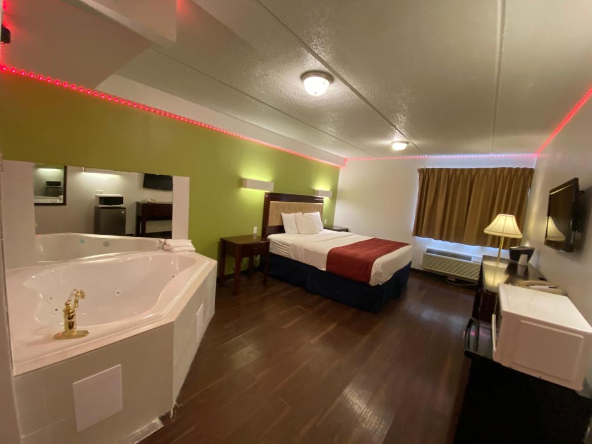 Skylight Inn Willoughby - Cleveland Mentor - Housity