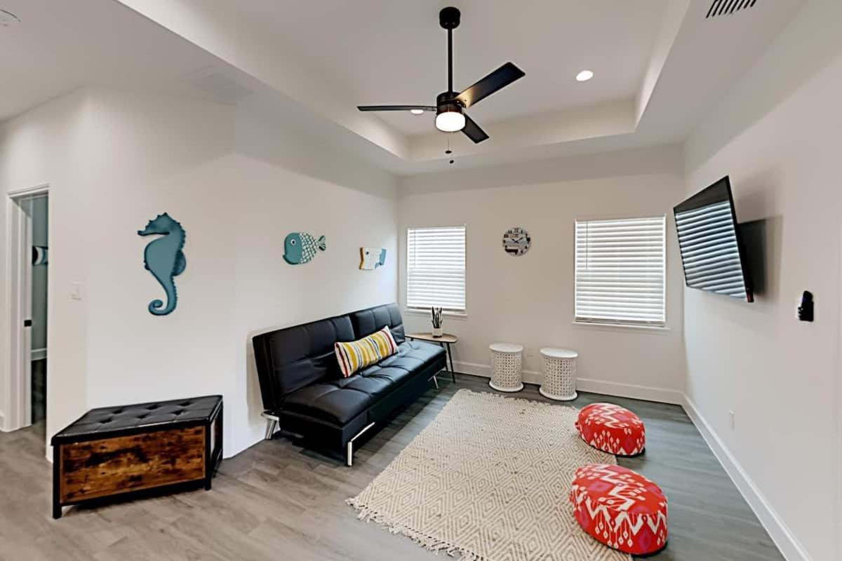 Luxurious Family-friendly Oasis with Laguna Views - Housity