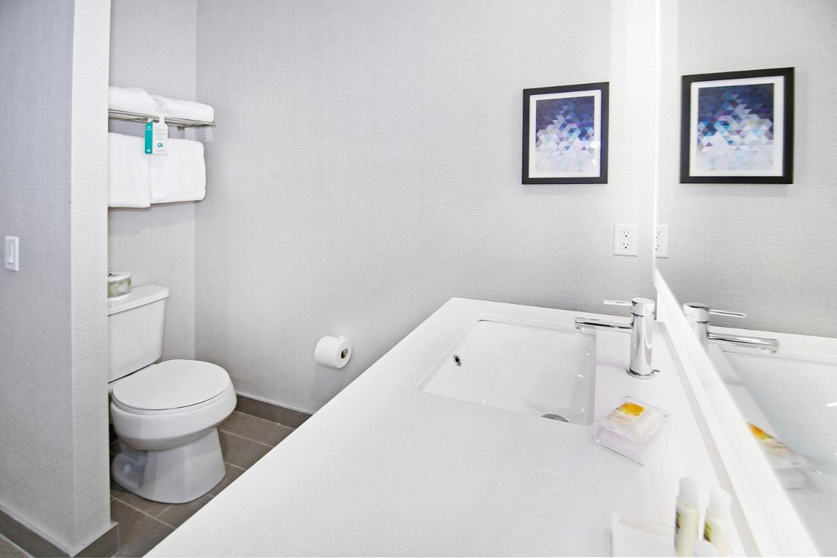 Holiday Inn Hotel & Suites - Calgary Airport North, an IHG Hotel - Hizvo