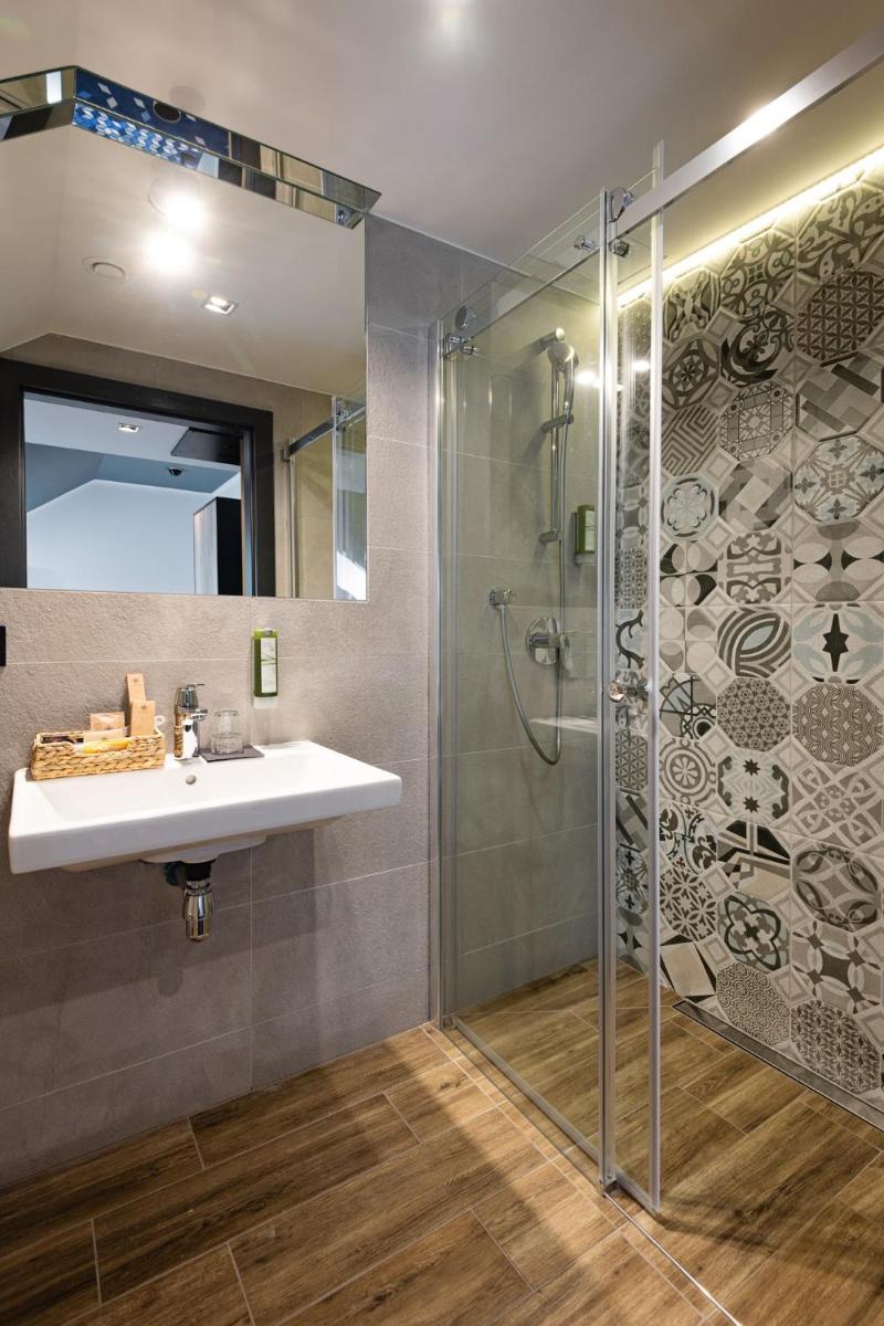 Ilkus Hotel & Restaurant - Housity