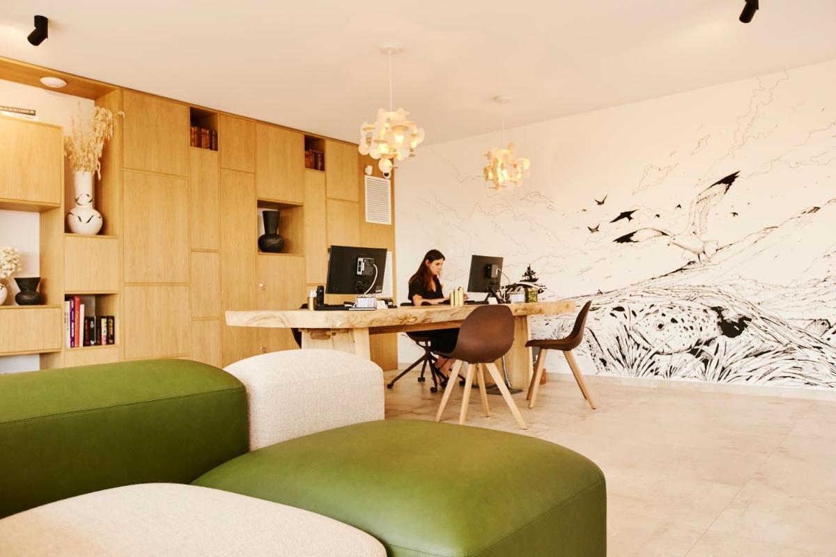 Télévision ou salle de divertissement dans l'établissement Hôtel & Spa Version Maquis Citadelle