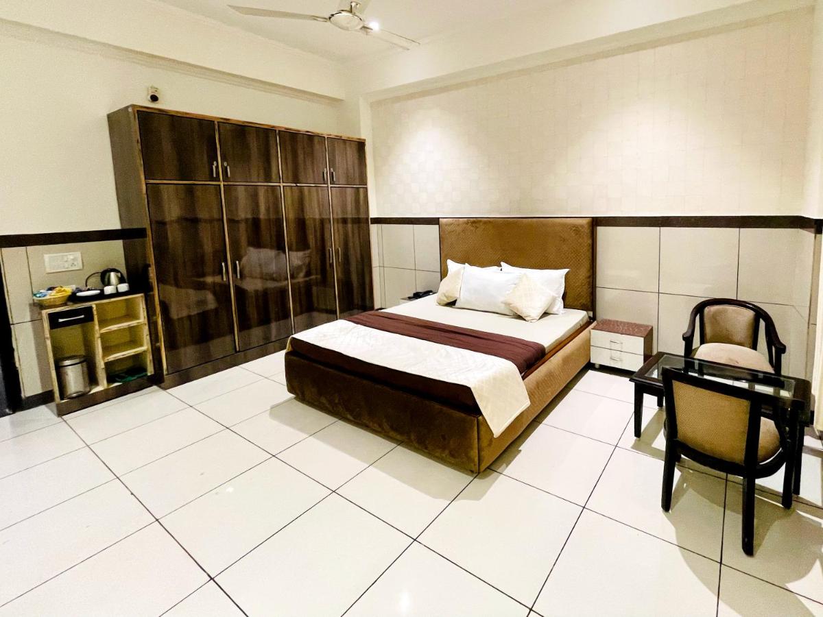 Suitetrails - Primrose Hotel and Restaurant