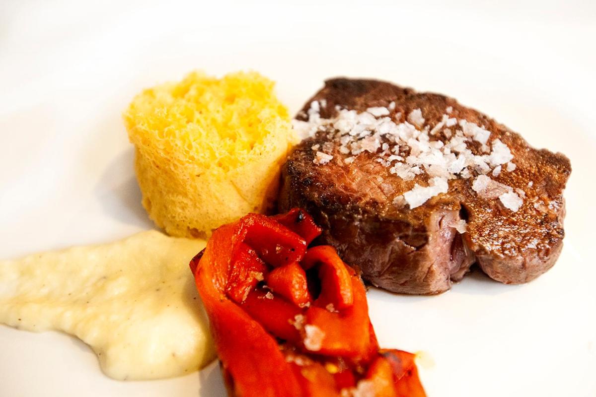Comida en o cerca de este hotel