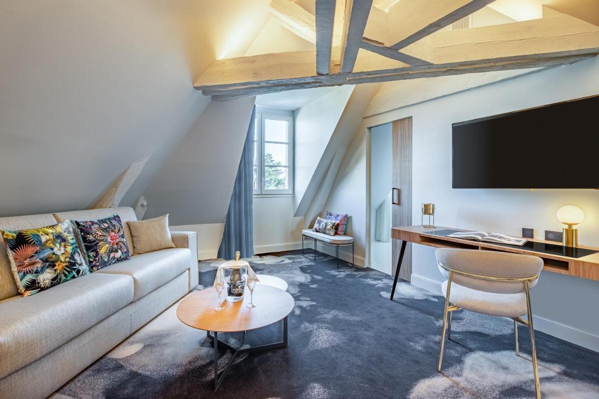 un salon avec un canapé et une table dans l'établissement Les Trésorières, à Tours