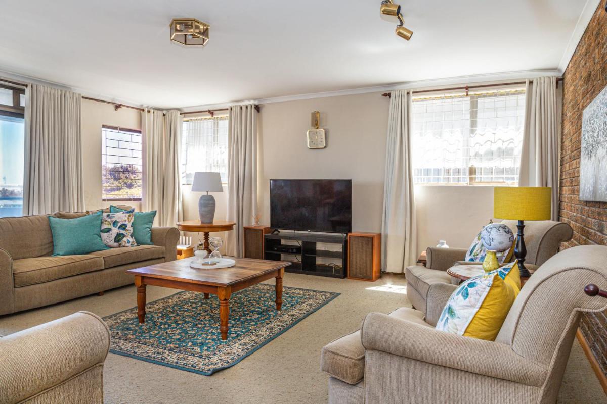 Suitetrails - 5 bedroom Traditional Fisherman's old Gem w panoramic views, Bloubergstrand, Cape Town