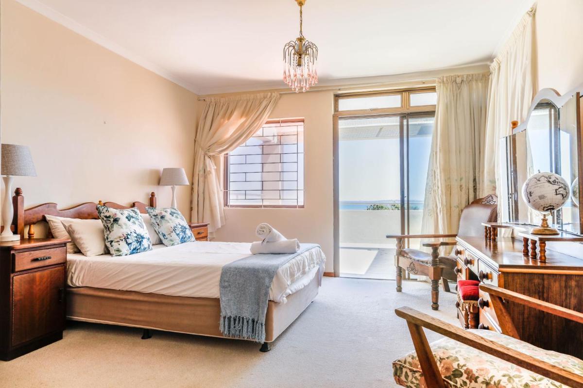 Suitetrails - 5 bedroom Traditional Fisherman's old Gem w panoramic views, Bloubergstrand, Cape Town
