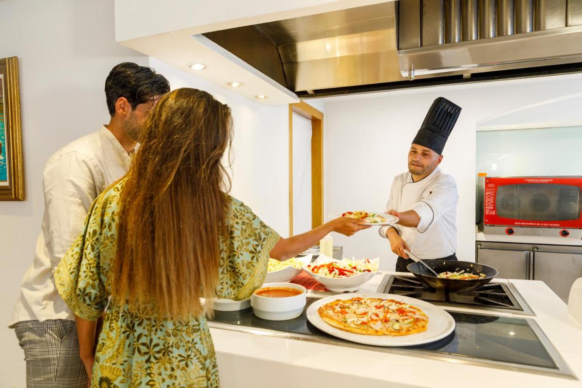 Comida en o cerca de este hotel