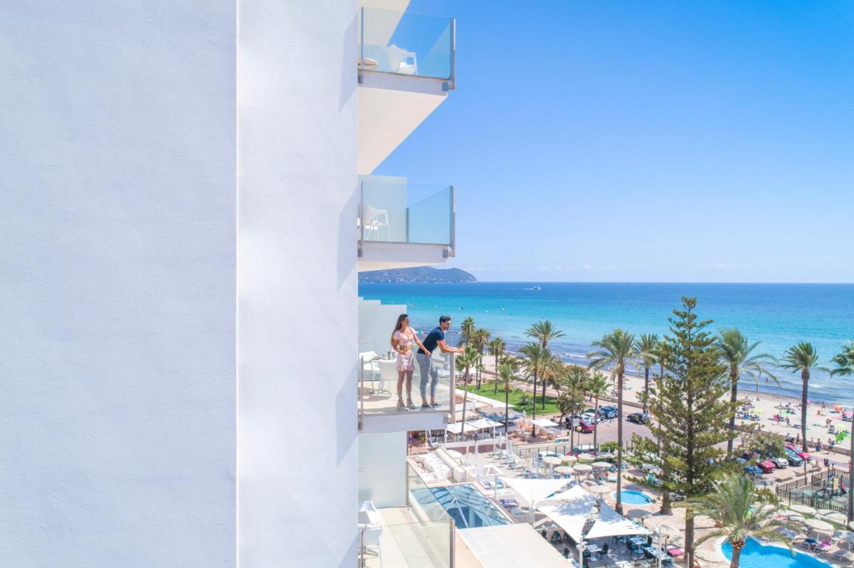 Una vista de la playa desde el balcón de un resort. en CM Playa del Moro, en Cala Millor