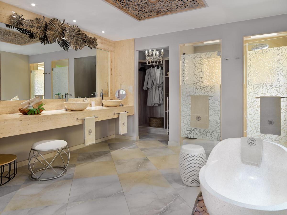 Un baño de Royal River, Luxury Hotel - Adults Only