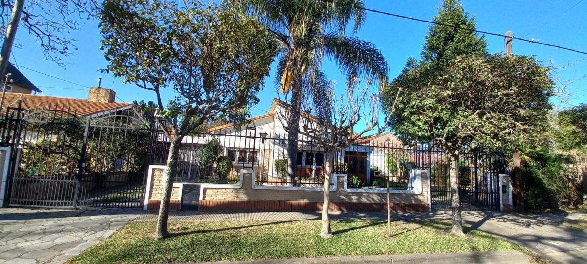 Casona LA FLORIDA con parque y pileta, a una cuadra del río - Housity