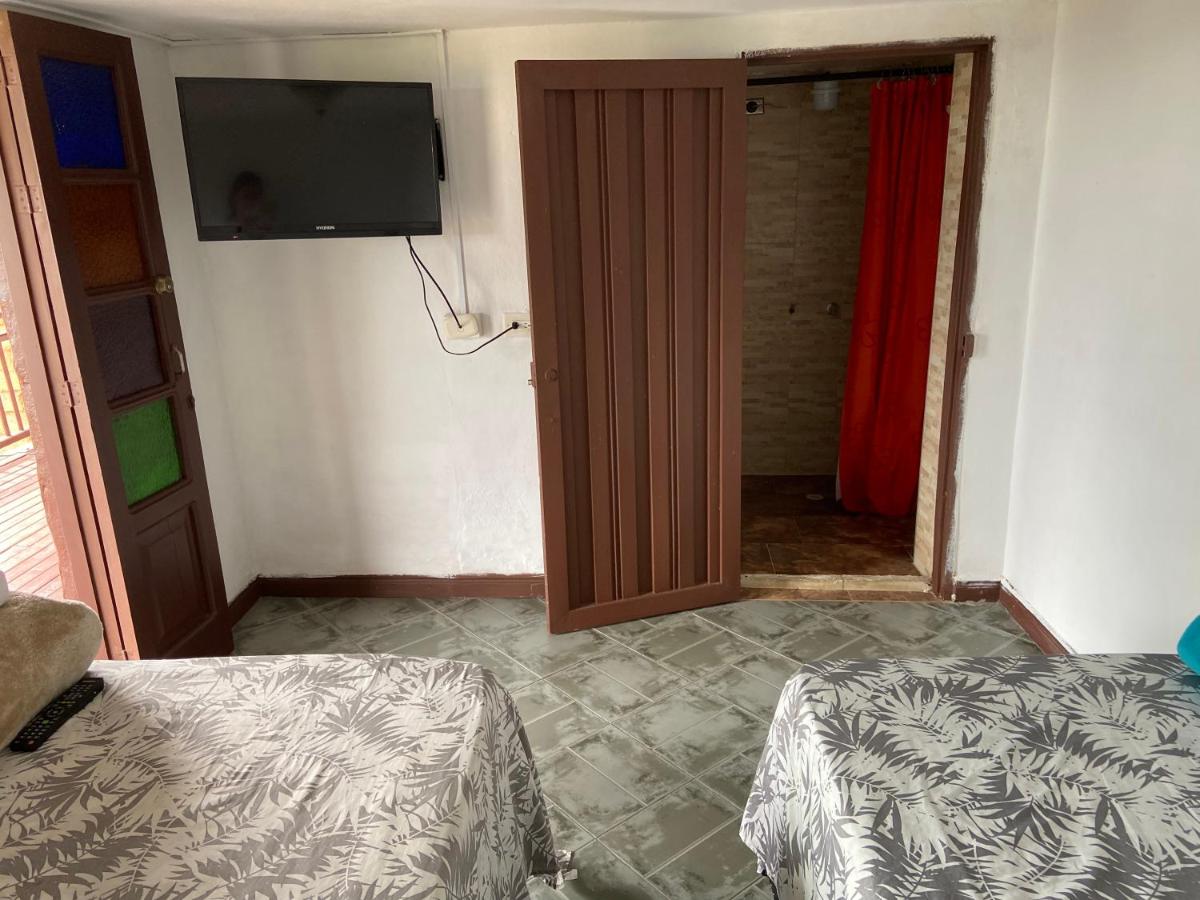 HOSTAL HOLLYWOOD INN - Housity