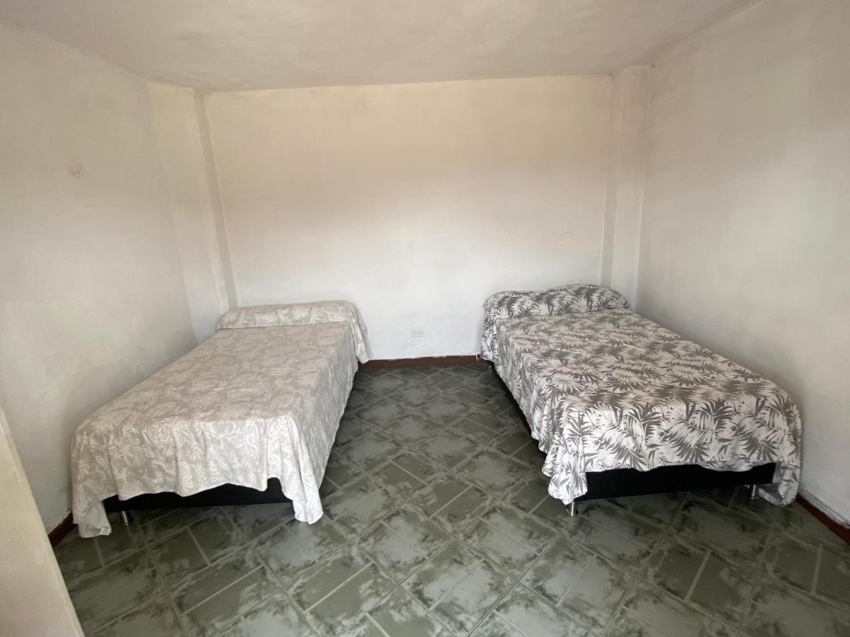 HOSTAL HOLLYWOOD INN - Housity