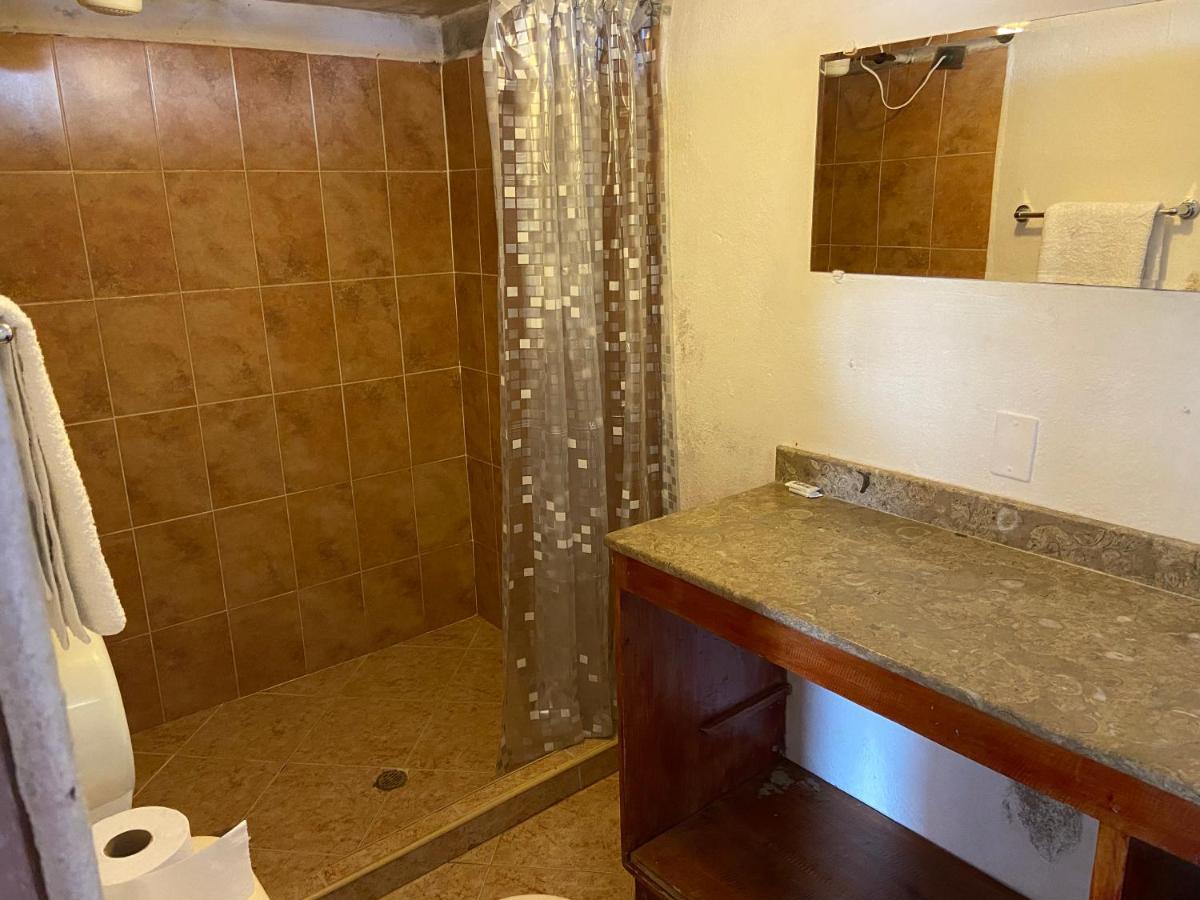 HOSTAL HOLLYWOOD INN - Housity