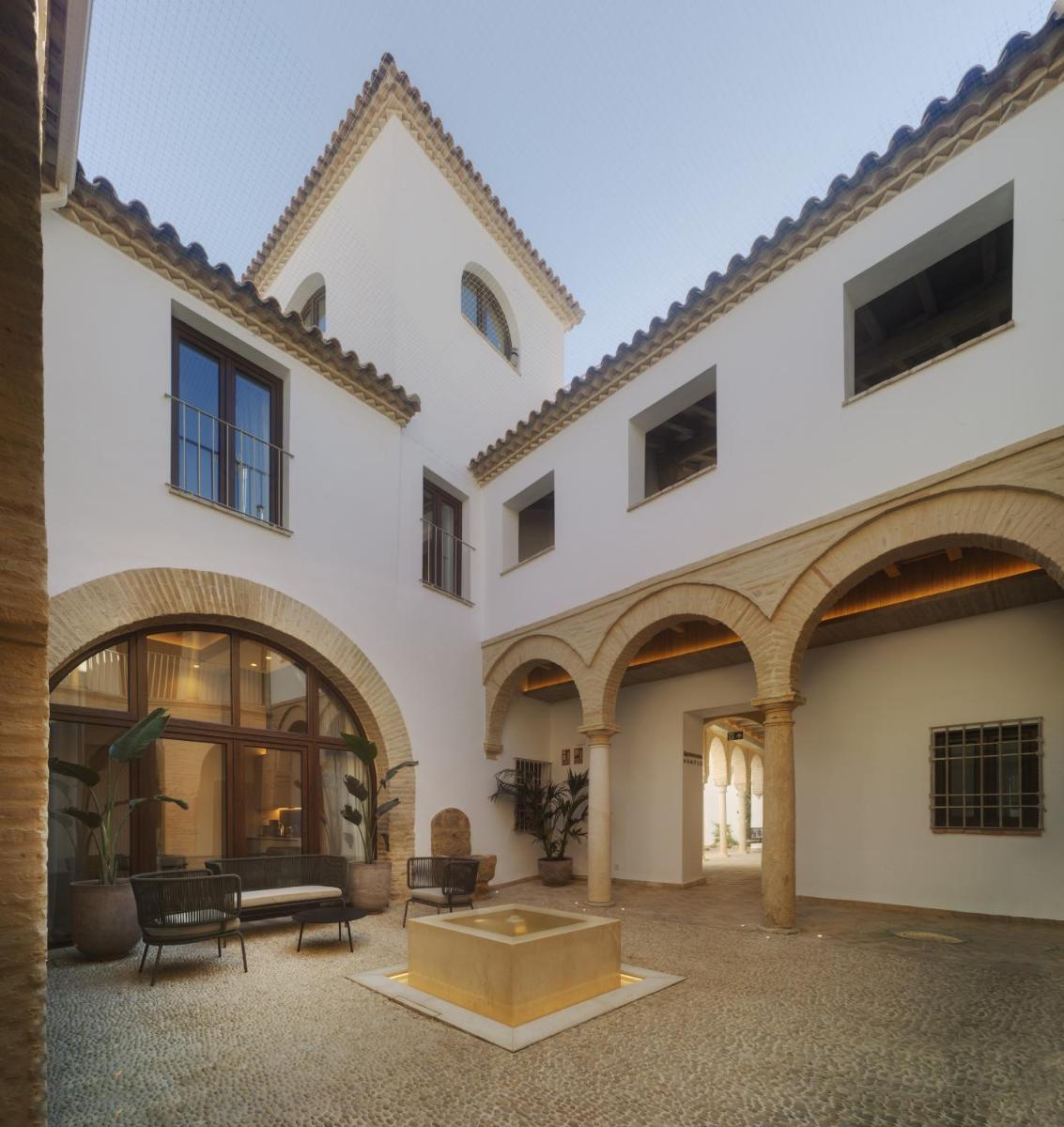 Apartamentos Los Patios del Pañuelo - Housity