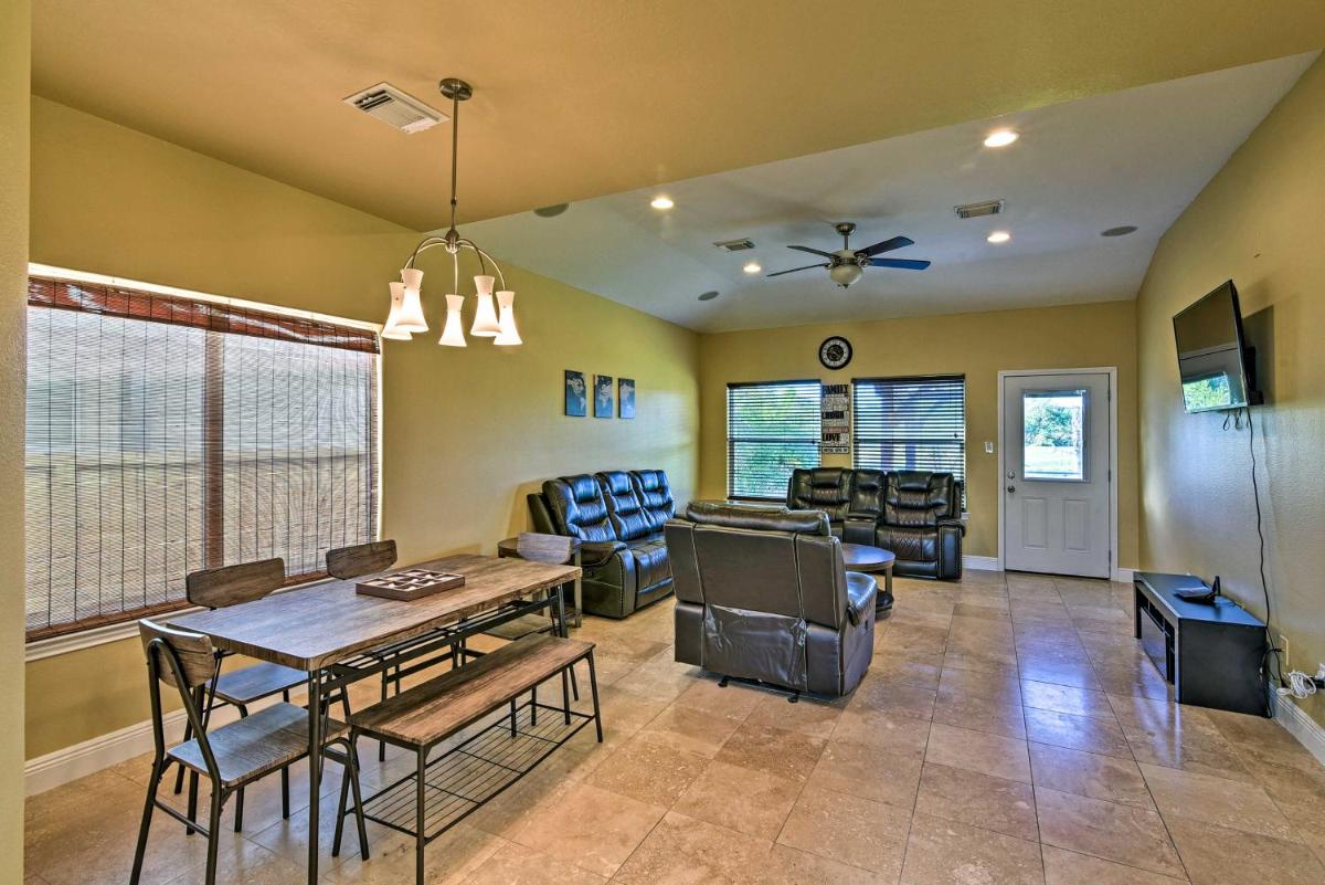 Lakefront Dickinson Home 7 Mi to Kemah Boardwalk - Housity