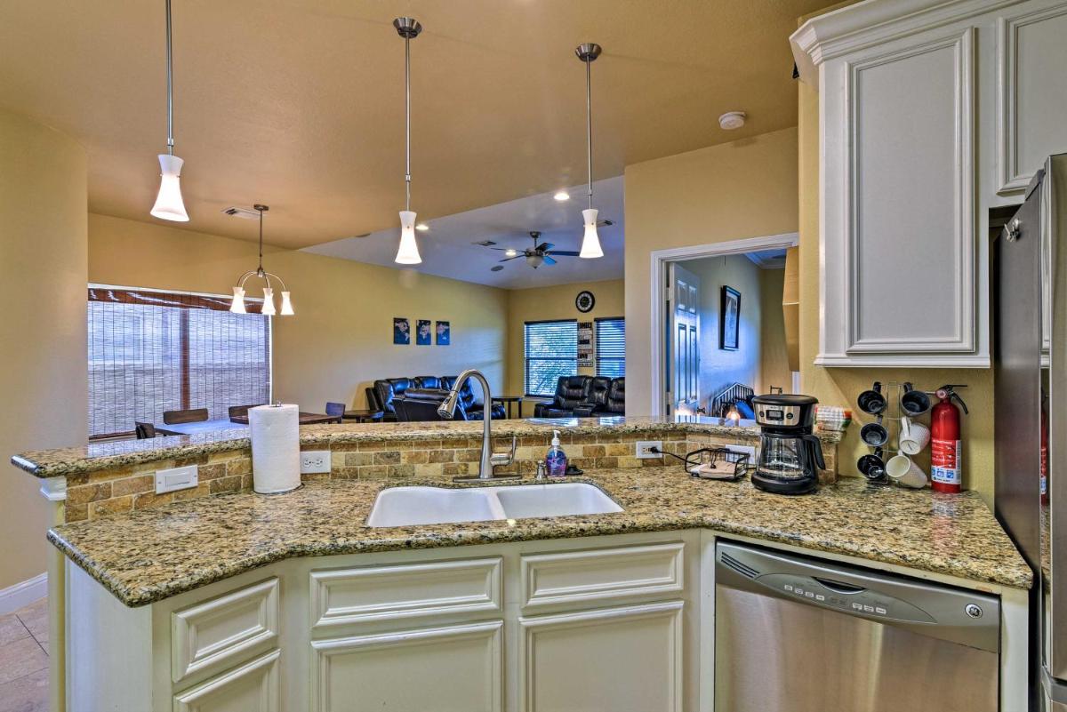 Lakefront Dickinson Home 7 Mi to Kemah Boardwalk - Housity