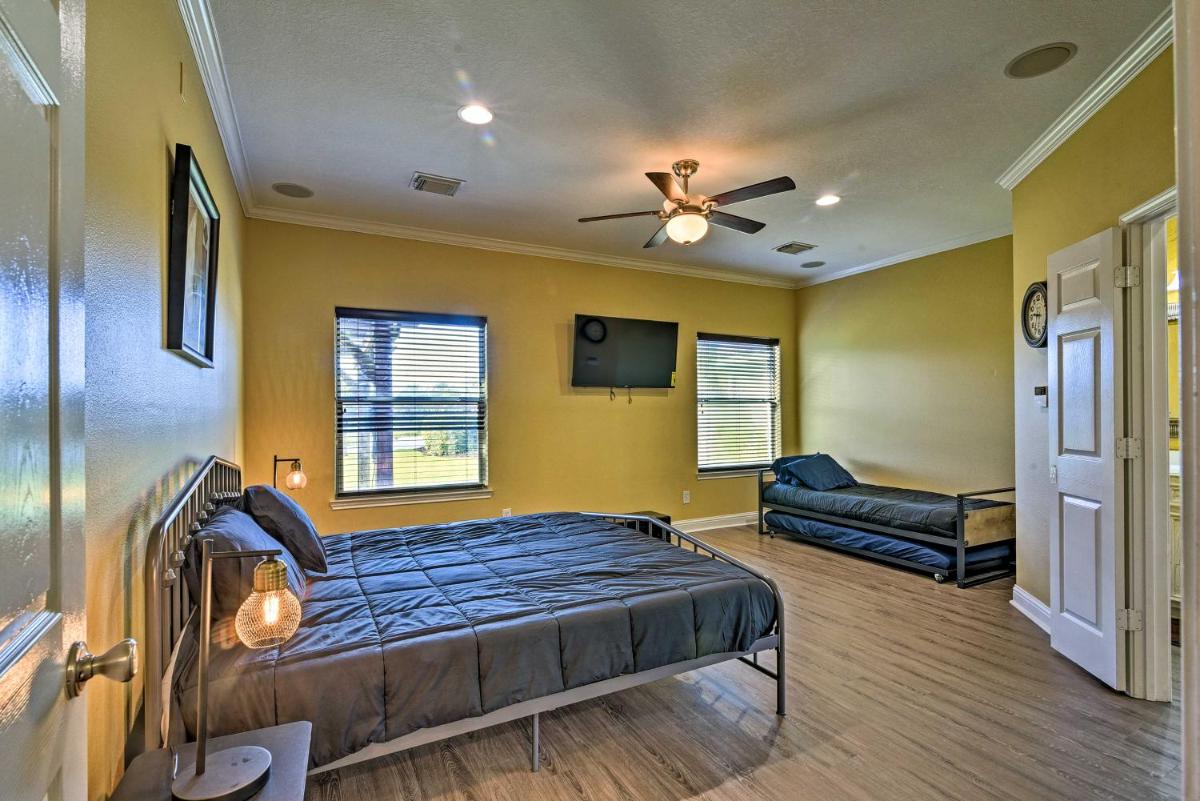 Lakefront Dickinson Home 7 Mi to Kemah Boardwalk - Housity