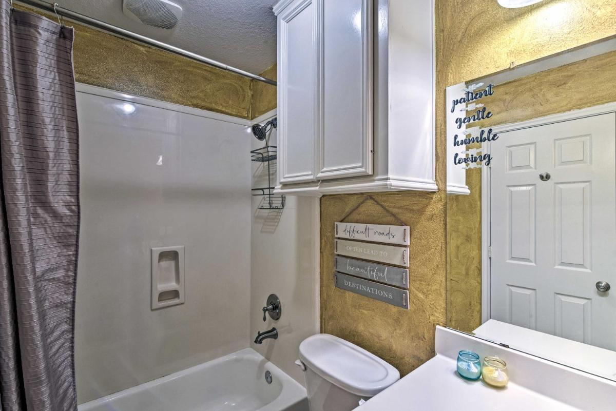 Lakefront Dickinson Home 7 Mi to Kemah Boardwalk - Housity