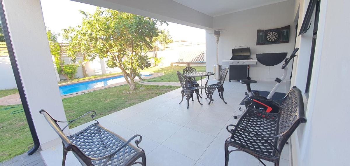 Suitetrails - Modern upmarket 5 bedroom, 4 bathroom Halaal Guest house- Villa with pool, central to CTown