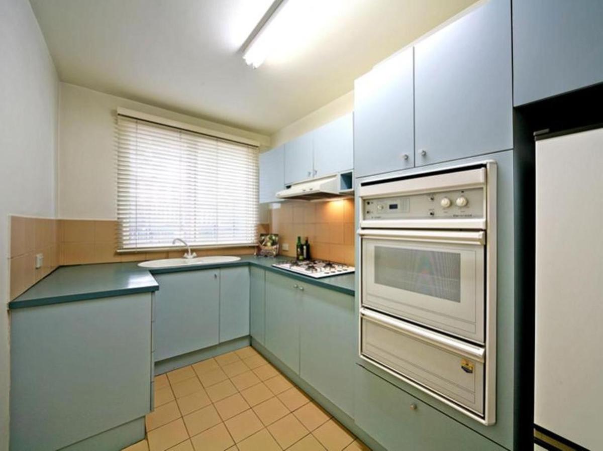 Spacious 1 Bedroom Apartment Opposite Albert Park Lake, Free Parking, Private Courtyard, - Housity