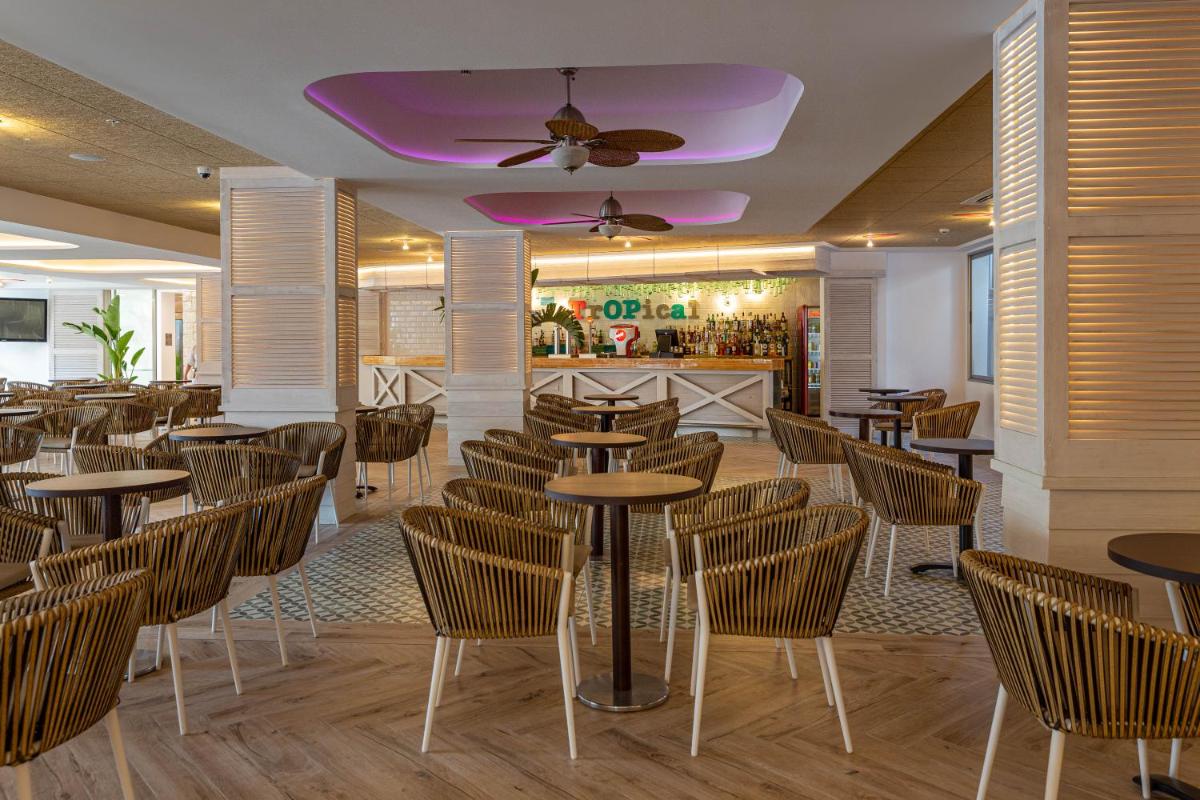 Un restaurante o sitio para comer en Ambassador Playa I