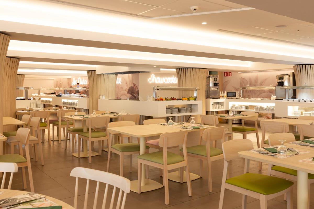 Un restaurante o sitio para comer en Ambassador Playa I