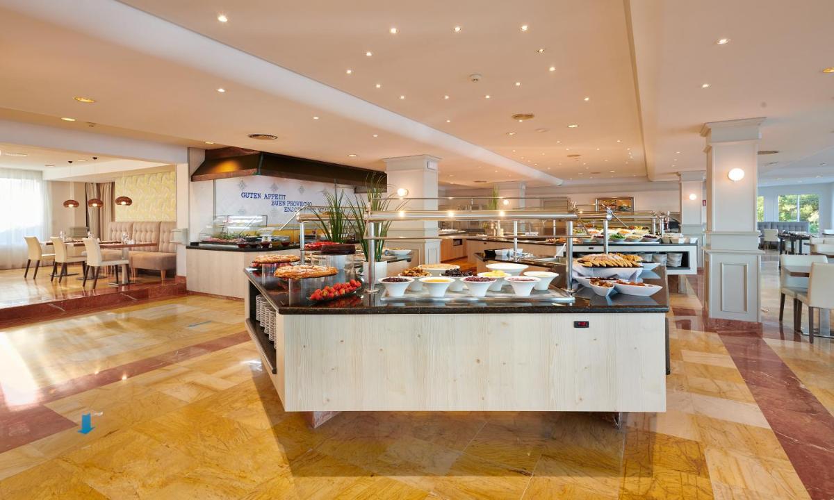 Comida en o cerca de este hotel